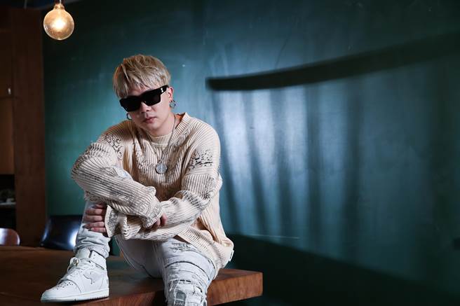 蕭秉治相隔4年推出新專輯《狂人》。（陳俊吉攝）