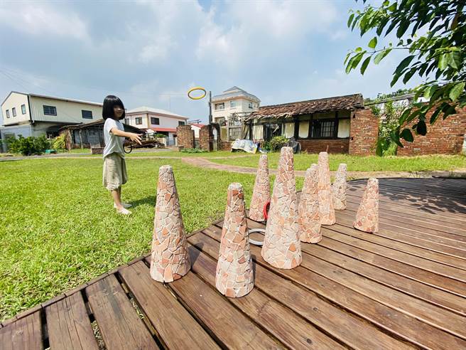 林建叡留在台南官田大崎11年，寫各種計畫申請經費，活化老屋與社區，把村落變成一個遊戲小島。（林建叡提供／劉秀芬台南傳真）