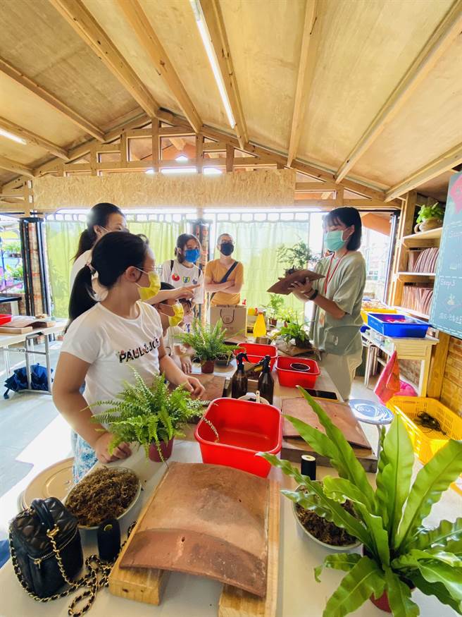 林建叡留在台南官田大崎11年，寫各種計畫申請經費，活化老屋與社區，把村落變成一個遊戲小島。（林建叡提供／劉秀芬台南傳真）
