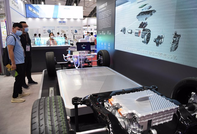 中國比亞迪推出具有防爆與防火功能的刀片電池，奪回大陸新能源車銷量冠軍。圖為廣交會上的比亞迪刀片電池展臺。（圖／新華社）