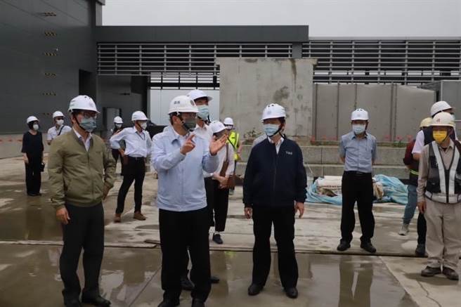 交通部长王国材（举手者）今视察A7邮政物流园区。（交通部提供／陈佑诚传真）