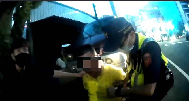 吴姓男子因为开车闯红灯，遭警方发现是通缉犯，警方强势拘捕。（翻摄照片／林瑞益高雄传真）