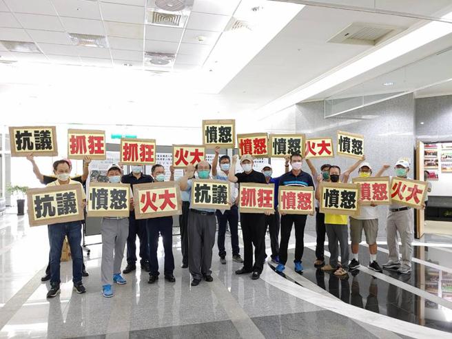 （台中興農高球場會員權益促進會總召謝平上（前排左二）、會長陳永豐（前排左四）與許多會員，今日在公聽會外表達抗議，希望能重視所有會員的權益。圖／業者提供）