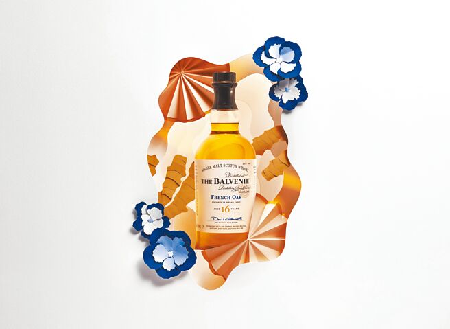 余韵爽口 齿颊留香　「一心一艺」以过桶寻蜜境的百富过桶系列最新作品「百富16年法国皮诺甜酒桶单一麦芽威士忌」正式发表上市，以法国皮诺甜酒桶二次熟成，让百富经典蜂蜜风味再次升华，美妙平衡的莲花与天竺葵花香，融合青草及蜜苹果甜味香气，浓郁的柠檬皮与蜜柚甜香，伴随着细致的蜜饯甜及辛香的姜根风味口感，余韵清爽顺口，齿颊留香。酒精浓度：47.6％，建议售价：3,800元。图／业者提供