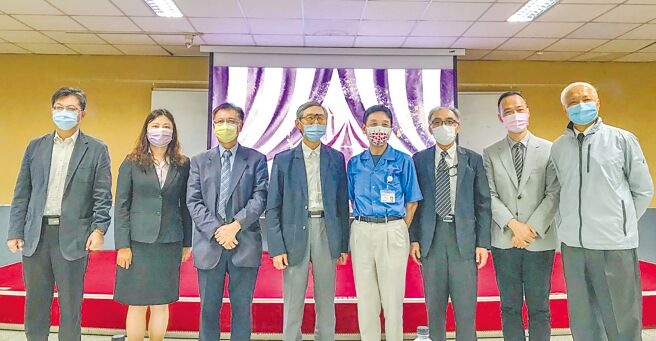 工研院黄天荣博士（左起）、成亚资源科技董事长谢雅敏、佳凌科技董事长刘嘉彬、永续循环经济发展协进会理事长施顏祥、台湾佳能董事长真田敬太、经济部加工处处长杨伯耕、友达宇沛永续科技董事长李孝忠、永续循环经济发展协进会副秘书长李传来。图／业者提供