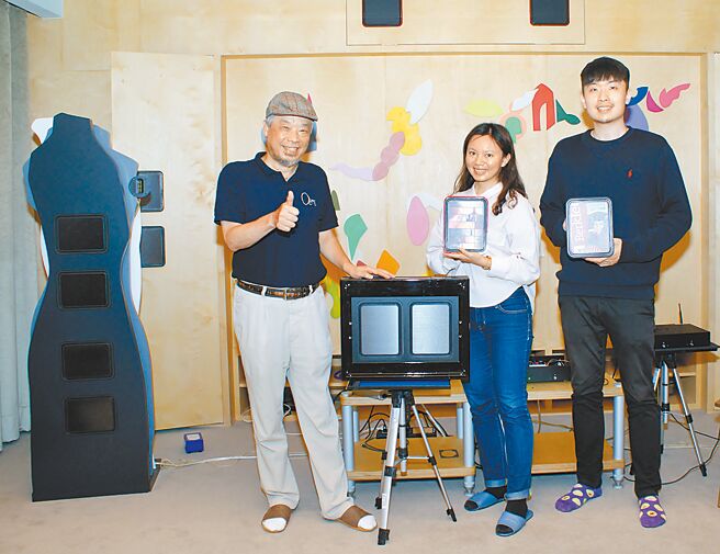 爱乐的人欣喜常挂脸颊，周总经理（左）与高阶主管一起Demo独傲全球的Ogeeg碳纤维超薄音响系列。图／傅秉祥