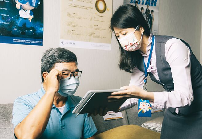 全球人寿高龄金融友善服务揪感心，设计保险知识之台语动画搭配手语翻译视窗。图／全球人寿提供