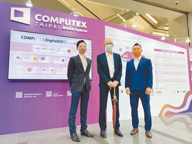 荷蘭投資局局長貝帝文（中）與高科技業者分享最新科技前瞻趨勢。圖／簡立宗