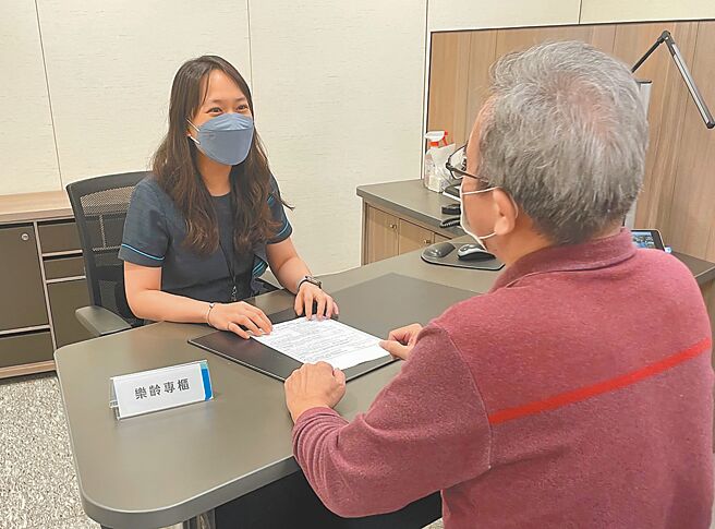 为保障高龄者金融权益，台北富邦银行在全台135间分行设置「乐龄专柜」。图／北富银提供