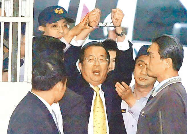 陈水扁（见图）等人的国务机要费案已争讼15年。2005年8月陈水扁及其周遭人士陆续传出多起贪污弊案，前民进党主席施明德发起百万人民反贪倒扁运动，「红衫军」静坐凯道，要求陈水扁下台。（本报资料照片）