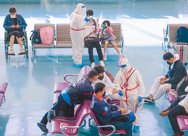 行政院长苏贞昌30日裁示，适度放宽入境总量及检疫天数。疫情中心指挥官陈时中表示，目前朝缩短天数的方向，但不会「免隔离」。图为桃园机场入境旅客在候机室等待落地採检。（陈麒全摄）