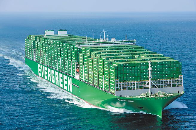 长荣海运继发出40个月的「最狂年终」后，将再提拨净利的千分之五做为员工酬劳，平均每人可分得56.6万元的年中奖金。（长荣提供）