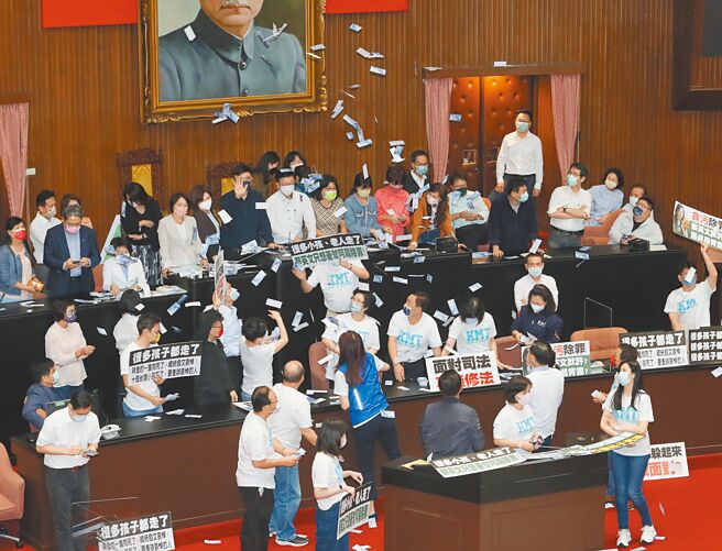 立法院院会30日三读通过《会计法》修正案，国民党团在议场内撒假钞，反对贪污除罪化。（刘宗龙摄）