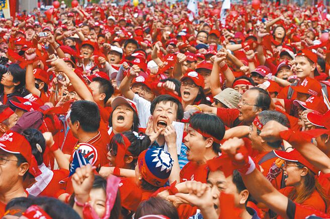 前民进党主席施明德2006年8月发起百万人民反贪倒扁运动，要求扁主动下台，9月9日数万「红衫军」在凯道静坐，随后大游行在全台「遍地开花」，持续到当年底。 （本报资料照片）