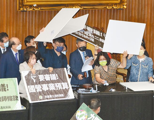 立法院院会30日三读通过《会计法》修正案，民进党团在主席台上保护立法院副院长蔡其昌（中）敲槌完成立法程序。（刘宗龙摄）