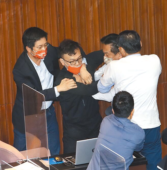 立法院院会30日处理攸关国务机要费除罪化的《会计法》修正案，在抢占主席台过程中，国民党立委郑正钤（左二）被民进党立委林俊宪（左三）、蔡适应（左）拉下主席台。（刘宗龙摄）