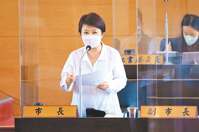 針對民進黨台中市議員抨擊市府規畫兒童疫苗施打方式不當，台中市長盧秀燕反擊說「不能爸爸家用給不夠，卻要罵媽媽來抵債」。（林欣儀攝）