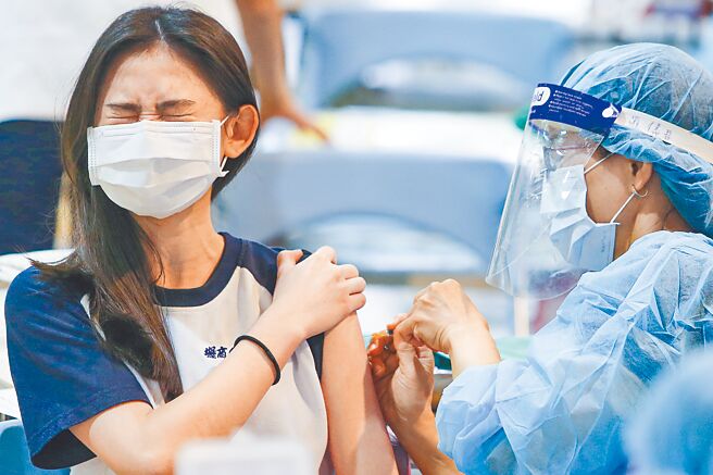 疫情嚴峻，教育部開放各縣市視彈性調整上課。桃園市小學與幼兒園的輝瑞兒童疫苗接種預計6月10日前完成，高、國中生施打疫苗第三劑也持續進行中，遠距教學延長至6月2日，端午節後是否延長，下周會視疫情狀況來決定。圖為中壢高商學生接種第三劑疫苗。（陳麒全攝）