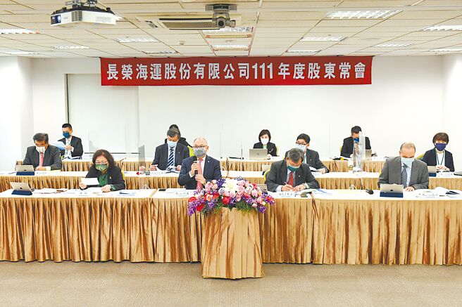 长荣海运30日召开股东常会，由董事长张衍义（前排左二）主持，总经理谢惠全（前排右二）说明海运景况。（长荣提供）