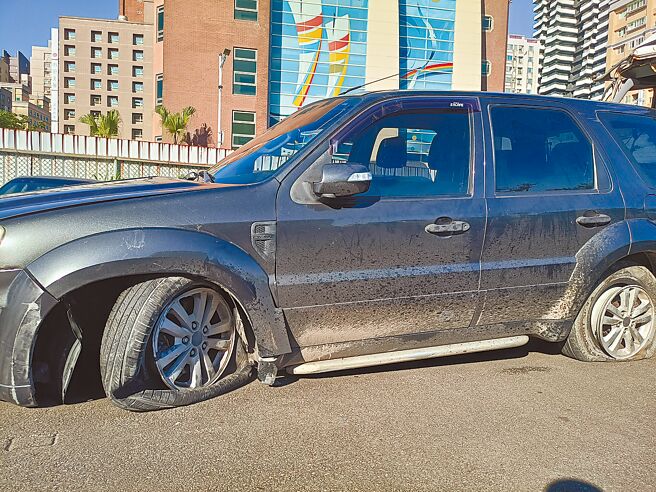 游男的車輛也因為爆胎發生車禍。（新北市淡水警分局提供／呂健豪新北傳真）