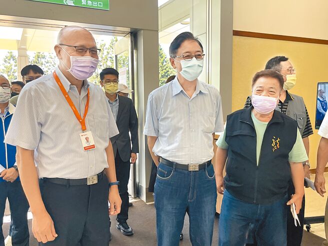 国民党桃园市长参选人张善政（中）赴龙潭产业园区拜访，强调议长邱奕胜和地方上都很支持他。（吕筱蝉摄）