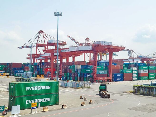 港埠業務費從1998年後都沒有調整，迄今已24年不動如山，台灣港務公司今年提出港埠業務費規畫調漲10％，調整方案待交通部核准，公告6個月後最快明年正式實施。（台灣港務公司提供／崔正綱高雄傳真）