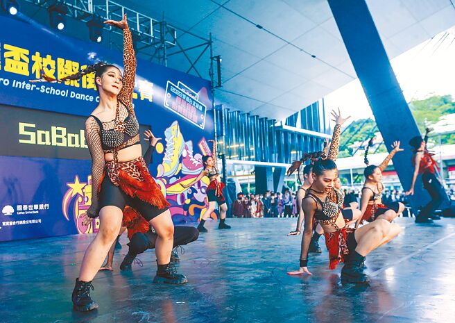 台北表演藝術中心租借戶外廣場給外界舉辦街舞比賽，結果音響重低音及觀眾歡呼、尖叫聲，讓附近住戶苦不堪言，沒辦法好好待在家裡休息。圖為捷運盃街舞大賽。（本報資料照片）