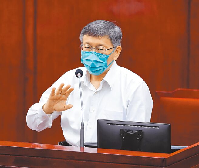 台北市长柯文哲日前宣布6月3日前打完疫苗，6月6日正式恢復实体上课，但议员忧心施打疫苗后要10到14天才有抗体，6月6日到校恐有染疫风险。（陈怡诚摄）