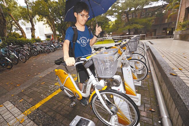 台北市長柯文哲力推YouBike2.0擴點下令採取「閃電戰」，盼在卸任前達成1200站目標，但遭議員發現市府放寬設站標準，有不少站點每日租借低於1人次。（本報資料照片）