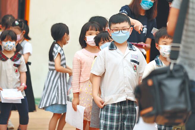 基隆市為年滿5歲至17歲兒童及青少年族群集中接種BNT疫苗，預估6月10日校園集中施打結束後，國小兒童接種率將達62％。（基隆市政府提供／陳彩玲基隆傳真）