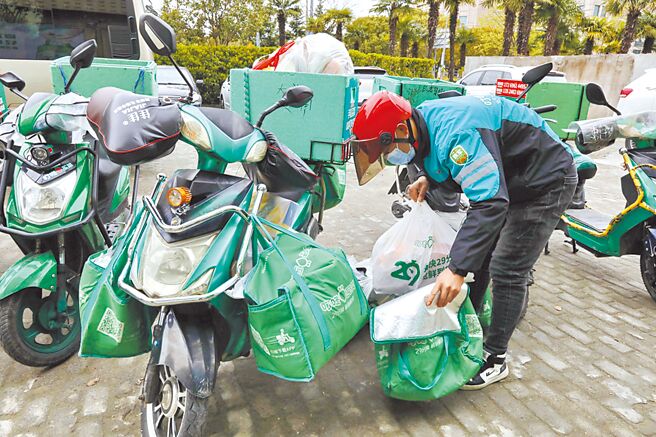 上海外送員在整理貨品。（新華社資料照片）