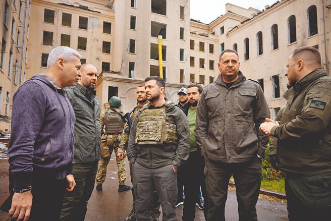 欧盟研议针对俄国入侵乌克兰祭出第6轮制裁。图为乌克兰总统泽伦斯基（中）在哈尔科夫州视察。（新华社）