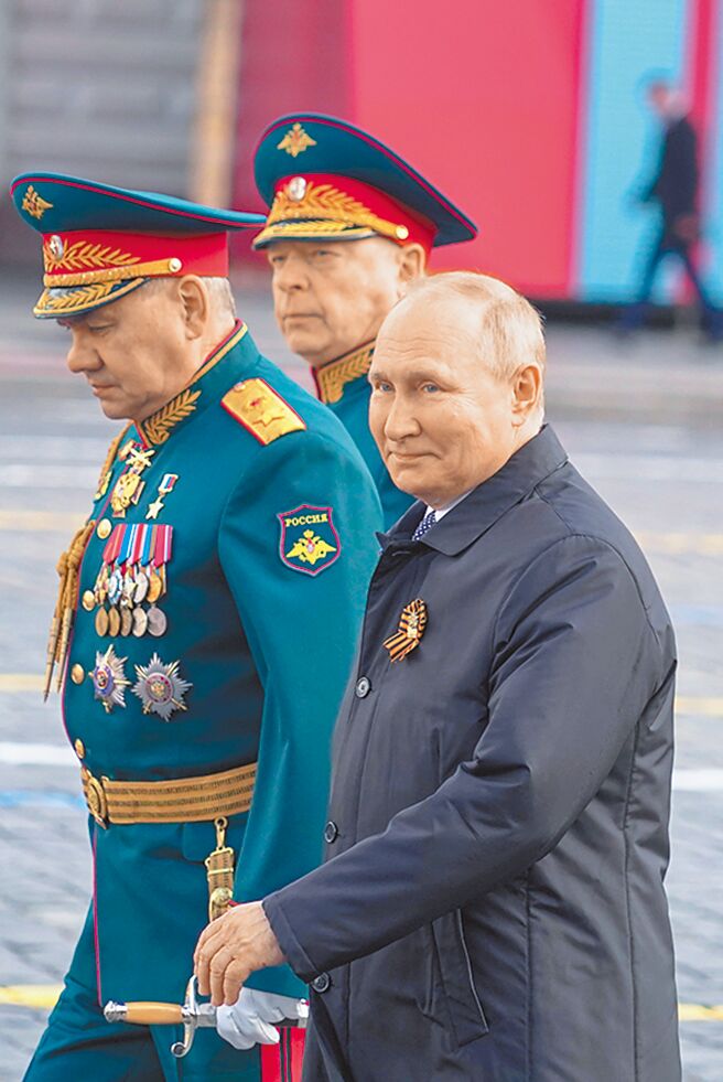 俄罗斯外长否认总统普丁健康出问题。图为普丁（右一）5月9日出席纪念「胜利日」阅兵。（新华社）