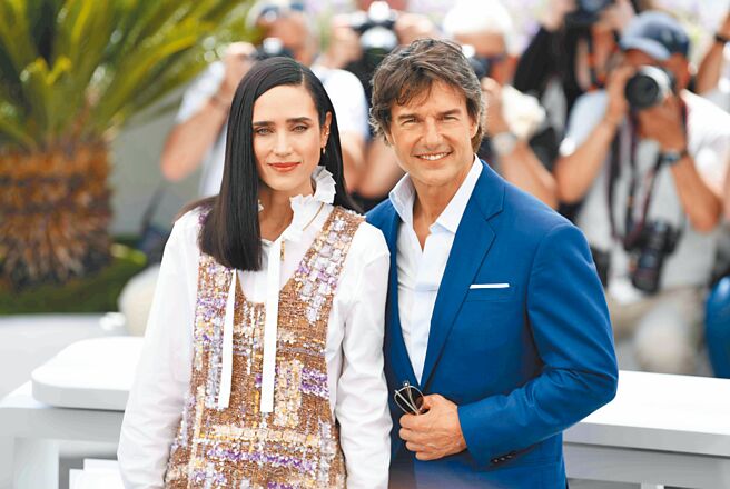 电影《捍卫战士：独行侠》热映中，《华尔街日报》报导，大陆腾讯公司因担心电影颂扬美军会让中共高层不满，因而退出对该电影的投资。图为该片主角汤姆克鲁斯与珍妮佛康纳莉18日出席第75届坎城影展。（中新社）