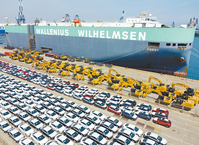 大陆即将出口的商品车在山东烟台港集结等待装船。（新华社）