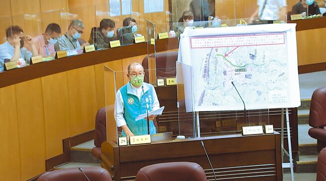 桃园市议员游吾和关心国2甲线工程「天空断桥」的进度。（高公局提供／陈梦茹桃园传真）