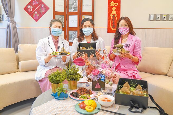 中医大新竹附医营养师黎姵吟（左自右）、钟沛珊及执行长张宜真建议民眾挑选粽子食材，吃膳食纤维丰富的全谷低脂健康粽。（罗浚滨摄）
