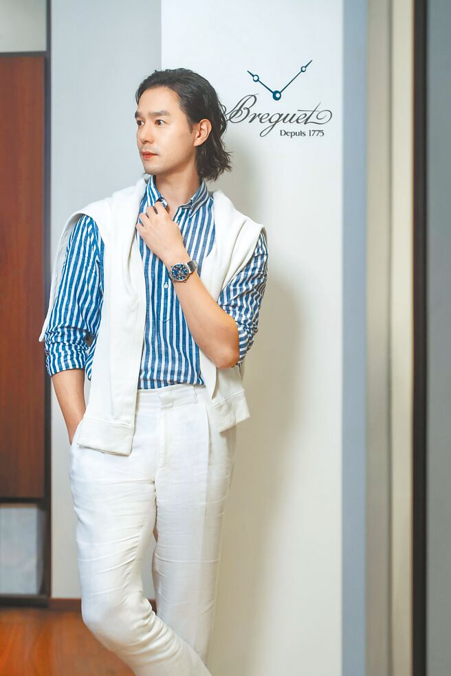 转型成为艺术策展人的丁春诚以休閒装扮诠释宝玑Marine Hora Mundi 5557白K金腕表。（Breguet提供）