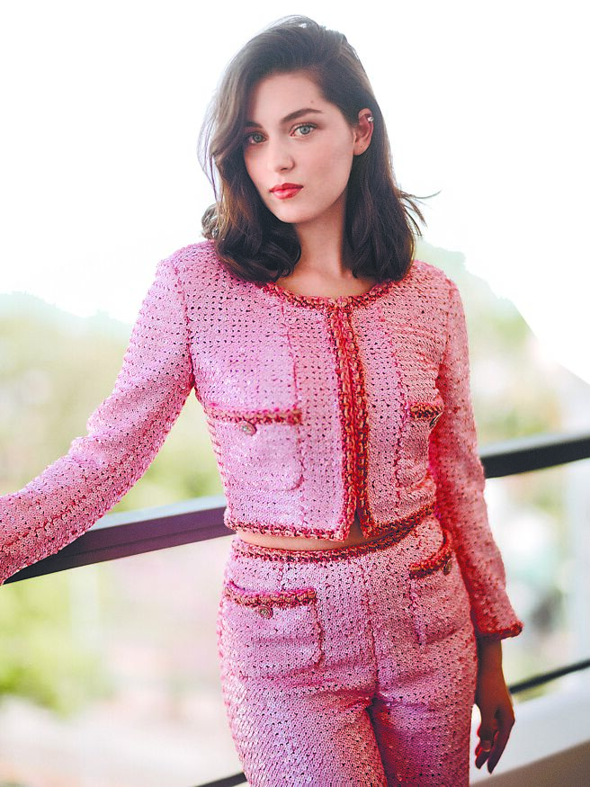 凱薩獎最具前景新人女演員安娜瑪麗亞沃特魯梅現身坎城影展，她選用香奈兒彩妝，肌膚清爽透亮。（香奈兒提供）