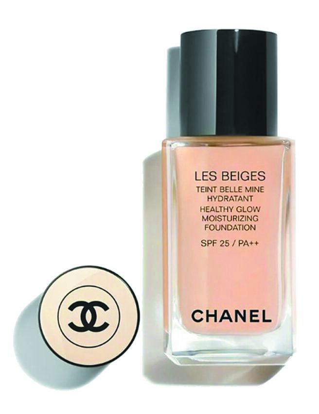 香奈兒的防護妝前乳與水慕絲粉底也是許多美容工作者的最愛。裸光水慕絲粉底，2400元。（香奈兒提供）