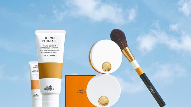 Hermes的底妝家族功力了得，全系列商品可說完美符合夏季妝容需求。PLEIN AIR天然無暇隔離霜2950元，共10色；星采煥顏蜜粉餅3200元；霧面煥顏蜜粉餅3200元；蜜粉刷4300元。（Hermes提供）