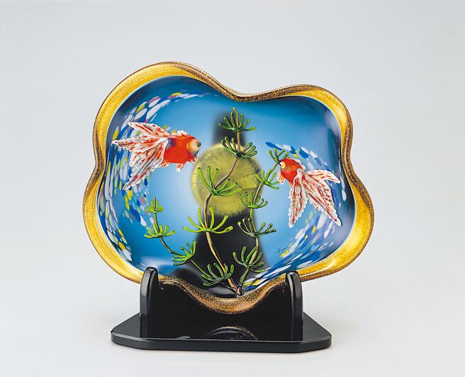 黑木国昭新世纪浪漫「金鱼」金银彩饰盘。（SOGO提供）