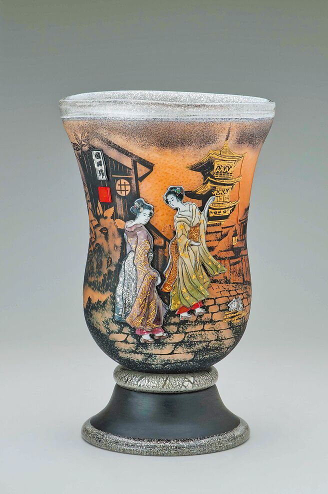 黑木国昭「京都祗园的黄昏」黄白金彩花器。（SOGO提供）