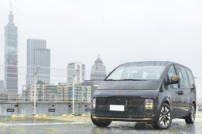 HYUNDAI STARIA上市至今接下超过350张订单，售价198.8万元起，其中两成是这次试驾的STARIA CEO车款，与一般STARIA车型的差异是採用玫瑰金配色的水箱护罩、后视镜、门把、铝圈，以及投射矩阵式LED头灯。（陈大任摄）