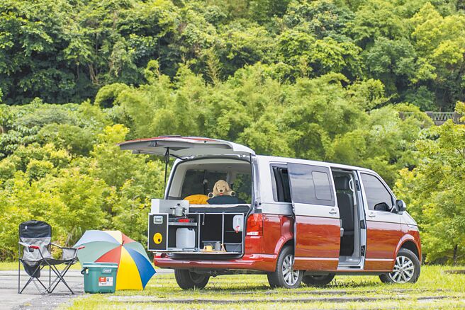 福斯商旅2022年式T6.1 Caravelle 150L，售价179.8万元，仅透过简单的配件加装即可摇身变成露营车，不仅可以车宿，还可就地野炊，享受VanLife乐旅人生，试驾车白红双色为经销商自行烤漆，并非原厂标准车色。（陈大任摄）