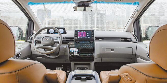 STARIA有如豪华游艇般明亮开阔的驾驶舱。（陈大任摄）