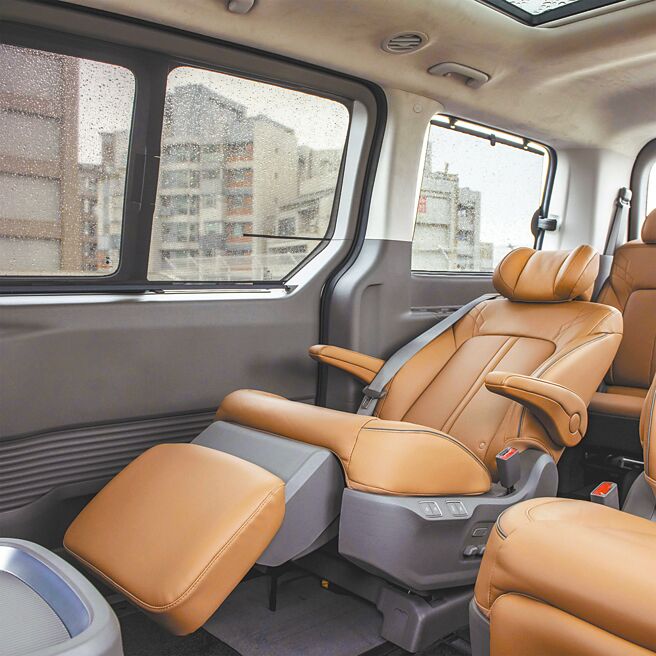 试驾车为STARIA CEO-B（售价209.8万元），配置豪华的NAPPA真皮座椅，图为第二排Relaxion零重力电动座椅。（陈大任摄）