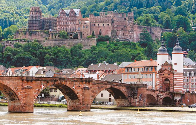 海德堡大學的韋伯紀念館坐落在半山腰。（美聯社）