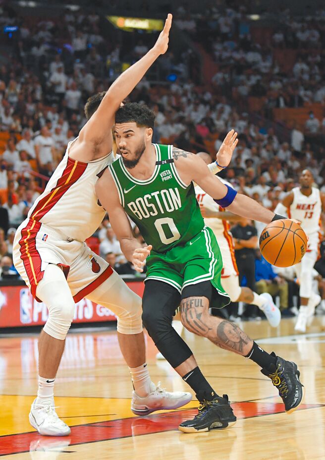 塔图（右）一边运球，一边跟史特鲁斯身体对抗。（路透）