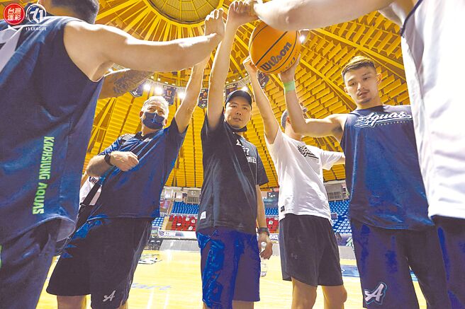 高雄海神全队在凤山体育馆中圈集合吶喊打气。（T1联盟提供）